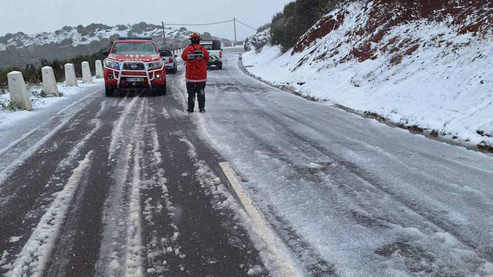 Neve na Madeira retém 20 carros no Pico do Areeiro. Família foi resgatada