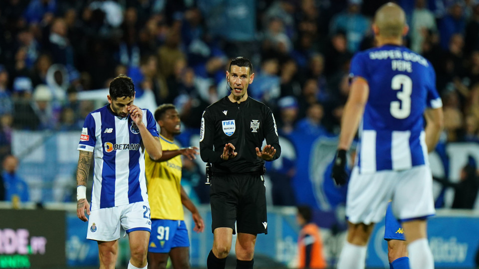 Estoril vence jogo polémico e FC Porto volta a ver título 'por um canudo'