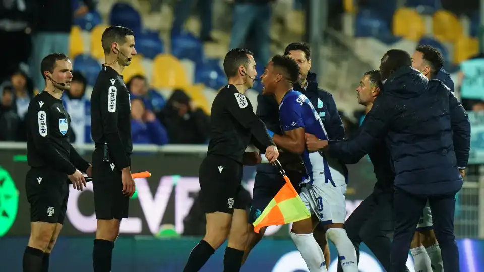 "Campeonato roubado. Até dia 27 de abril vai continuar esta vergonha"