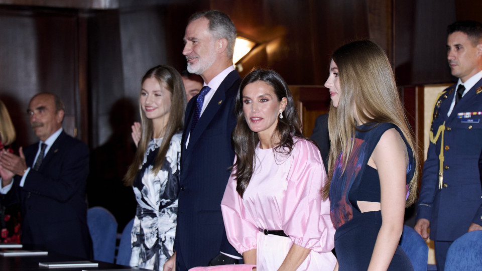 Felipe VI, Letizia e filhas aparecem de surpresa em procissão. As fotos