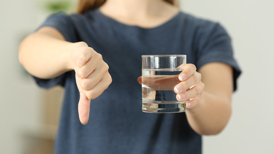 Cinco alturas do dia em que deve evitar beber água, segundo uma dietista