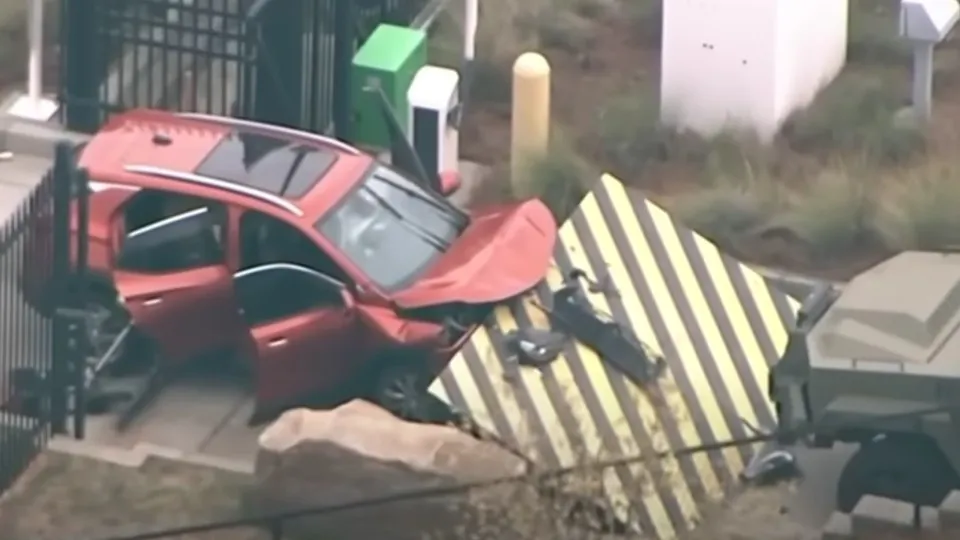 Carro choca contra portão do edifício do FBI em Atlanta