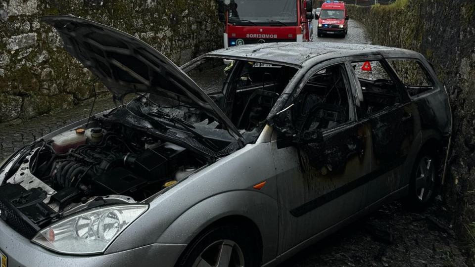 Carro parcialmente destruído após incêndio em freguesia de Barcelos