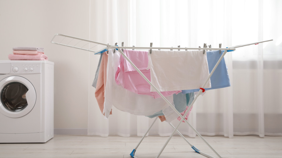 Seis truques para secar a roupa mais depressa dentro de casa