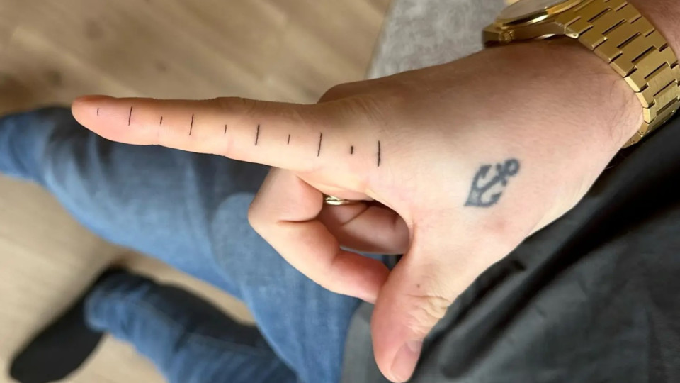 "Um génio". Homem tatua régua no dedo para "fazer medições"