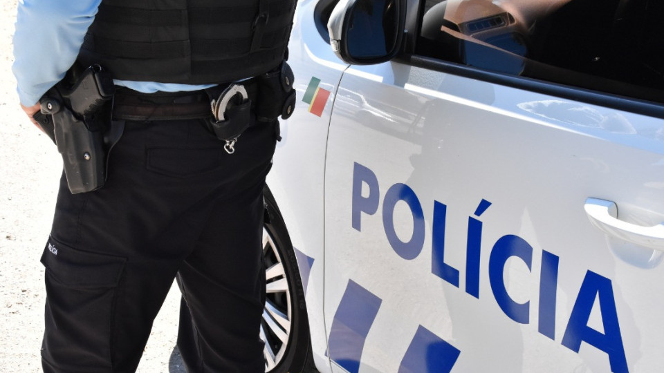 Homem com carro furtado foge à PSP e bate contra duas viaturas no Porto