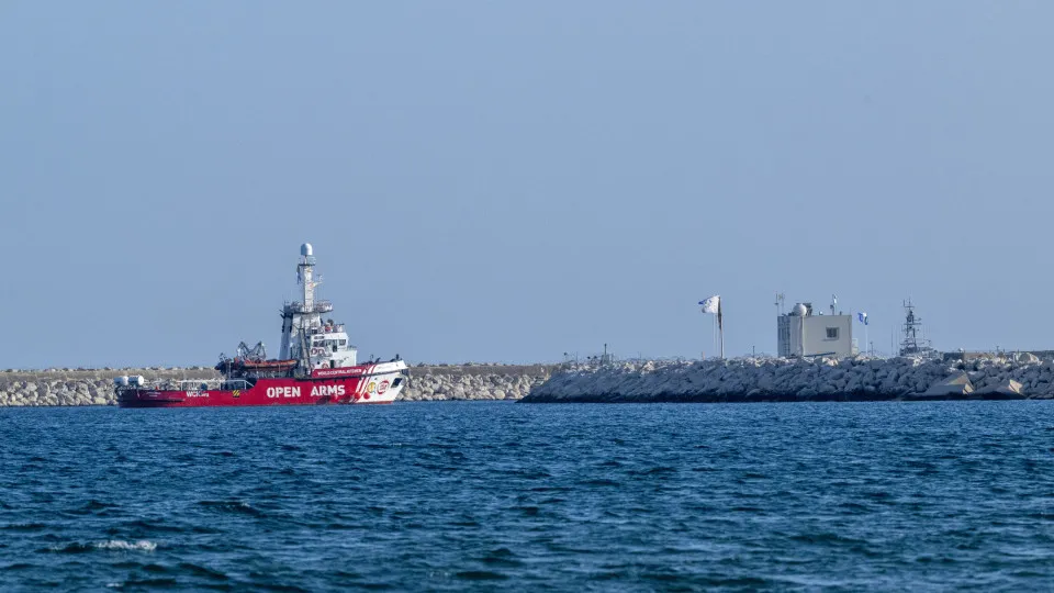Navio com ajuda humanitária sai do Chipre e dirige-se a novo cais em Gaza