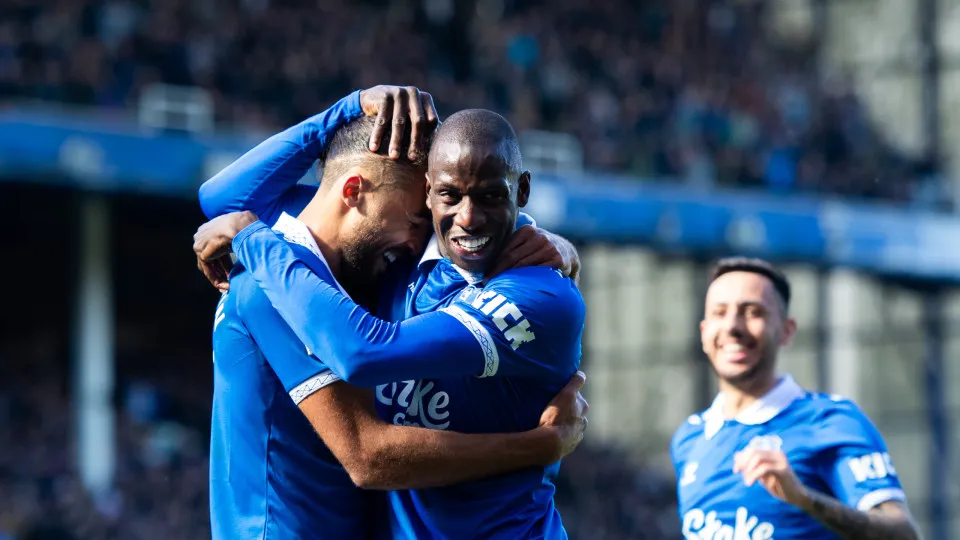 Everton soma três pontos fulcrais com golo 'para os apanhados'
