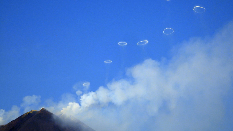 Vulcão Etna maravilha internautas com anéis de fumo 'graciosos'