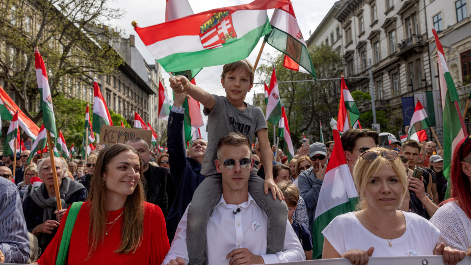 Milhares de húngaros voltam a protestar contra governo de Viktor Orbán