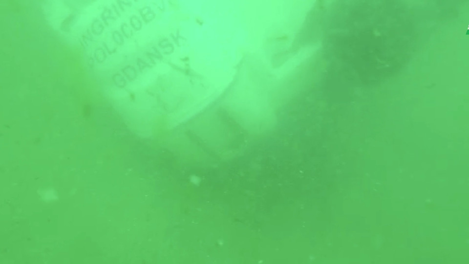 Mergulhadores fazem buscas em embarcação naufragada em Tróia. As imagens