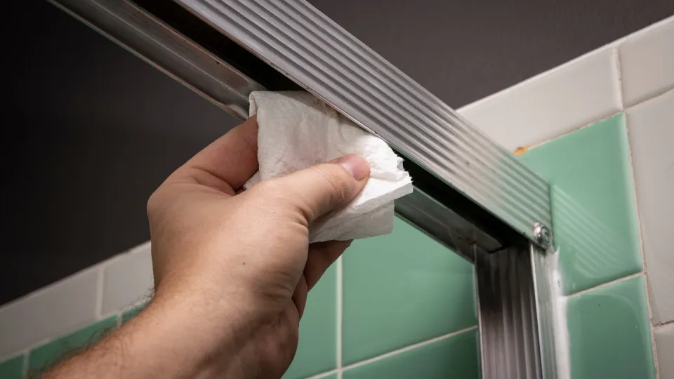 Saiba como deixar as calhas das portas do duche como novas