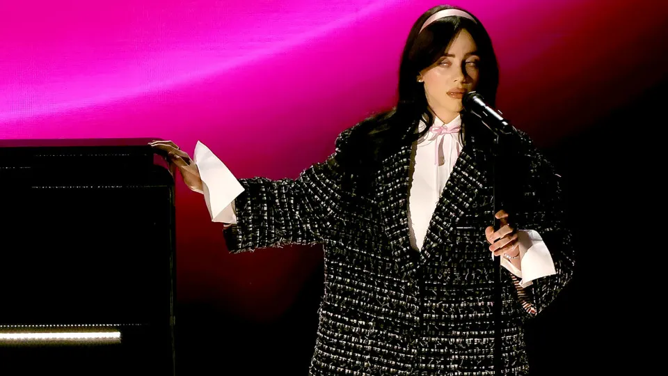 "Predador condenado". Emocionada, Billie Eilish fala de Trump em concerto