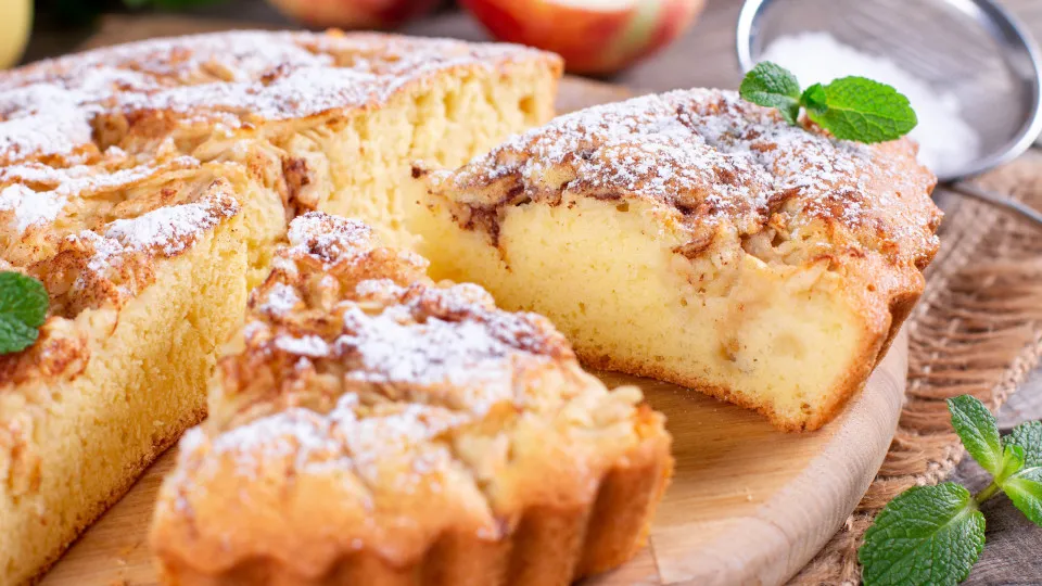 Receita de bolo de maçã que cheira à infância passada na casa dos avós
