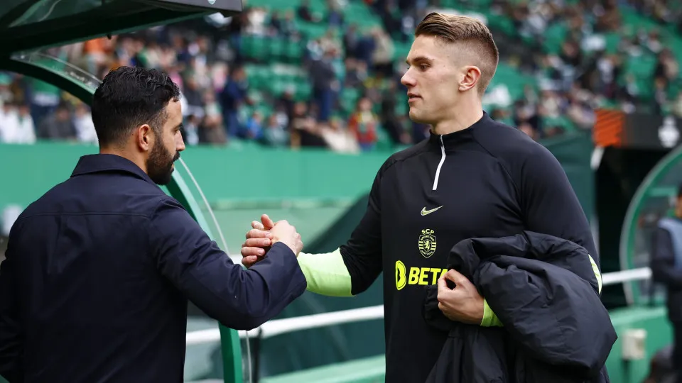 LISBON, PORTUGAL - MARCH 6: Ruben Amorim of Sporting CP, Viktor Gyokeres of Sporting CP gestures during the UEFA Europa League 2023/24 round of 16 first leg match between Sporting CP and Atalanta at Estadio Jose Alvalade on March 6, 2024 in Lisbon, Portug