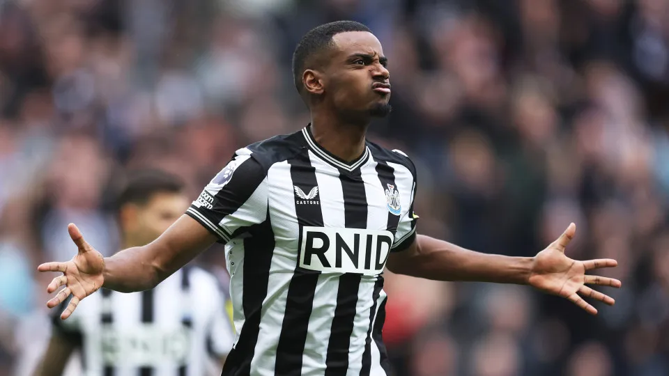 NEWCASTLE UPON TYNE, ENGLAND - APRIL 13: Alexander Isak of Newcastle United celebrates scoring his team's first goal during the Premier League match between Newcastle United and Tottenham Hotspur at St. James Park on April 13, 2024 in Newcastle upon Tyne,