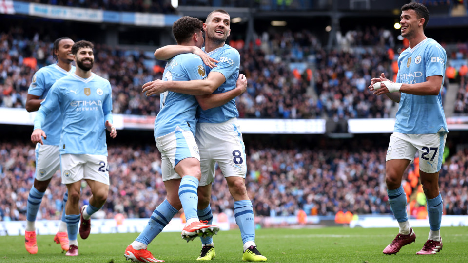 Manchester City thrashes Luton and will sleep in the Premier League lead