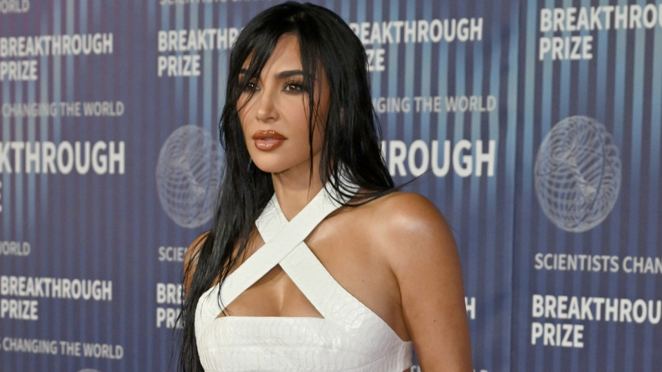 Kim Kardashian mostra selfie sem maquilhagem em spa