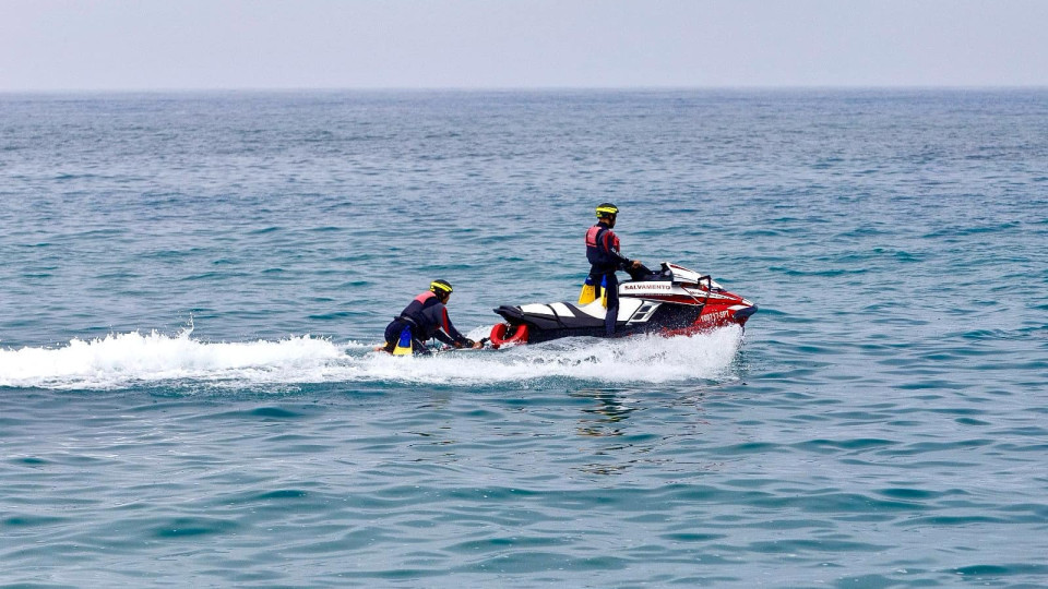 Jovem de 14 anos resgatado após dificuldades no mar na praia da Baía