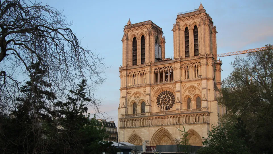 Catedral de Notre Dame reabre em dezembro depois de incêndio de 2019