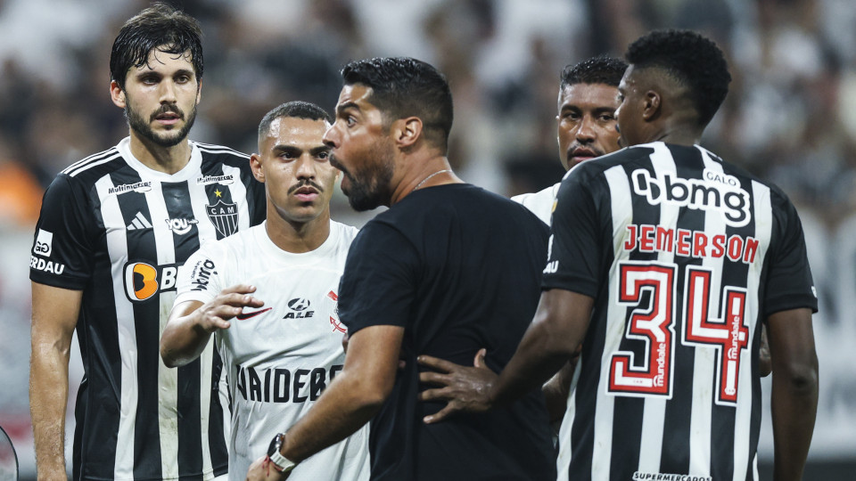 António Oliveira visa árbitro após entrada em falso: "Não é possível..."
