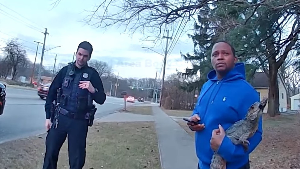 Homem detido nos EUA por passear pela rua com jacaré ao colo. O momento