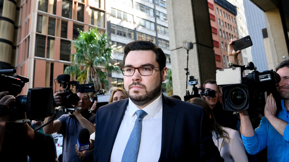 Justiça australiana acusa ex-conselheiro do governo por violação a colega