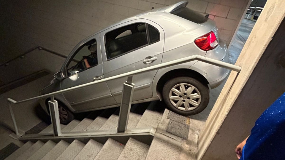 Cruzeiro fan tried to leave the stadium through the stairs... but by car