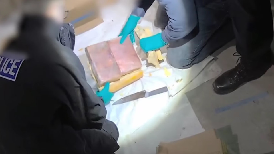 Polícia apreende 217 kg de cocaína escondida em queijos em Inglaterra