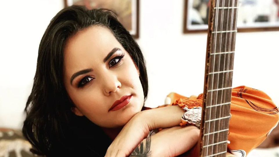 Cantora sertaneja Nanda Ferraz morre aos 34 anos em acidente de carro