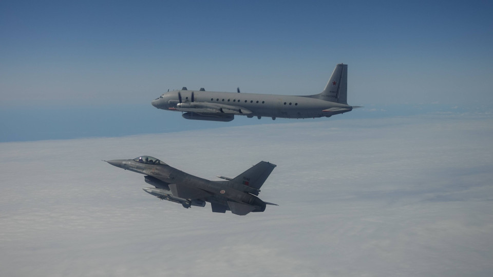 Caças lusos intercetam 2 aeronaves russas perto do espaço aéreo da NATO