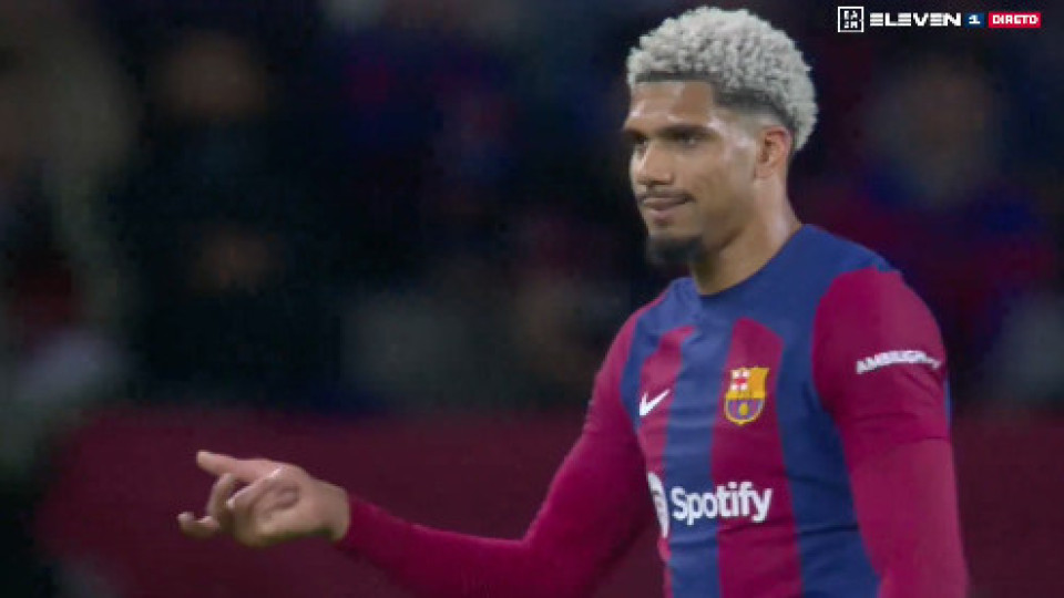 Araújo's controversial gesture after being sent off in Barcelona-PSG