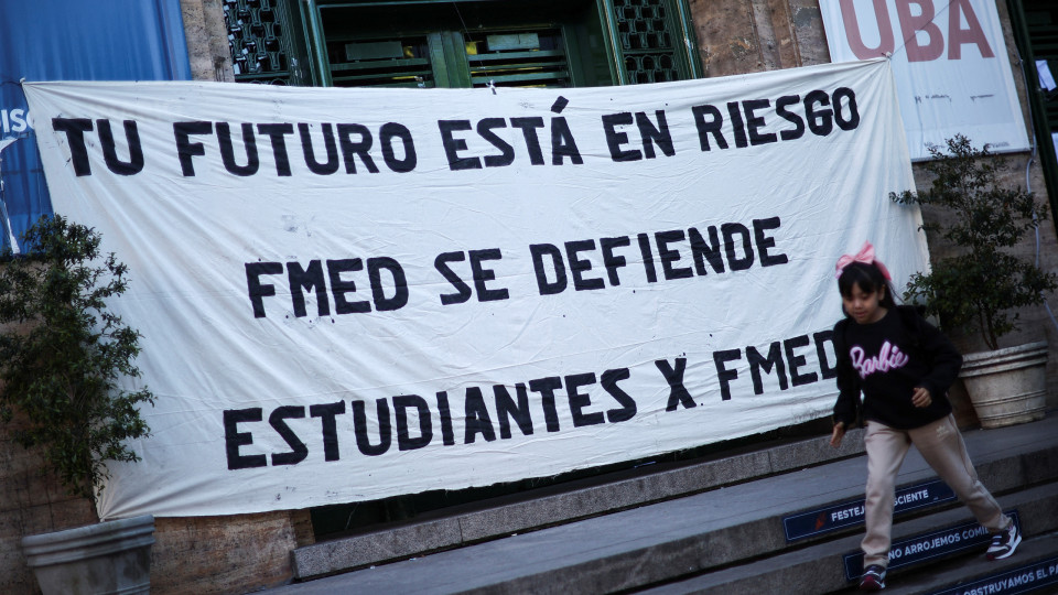 "À luz das velas". Universidades argentinas protestam cortes de Milei