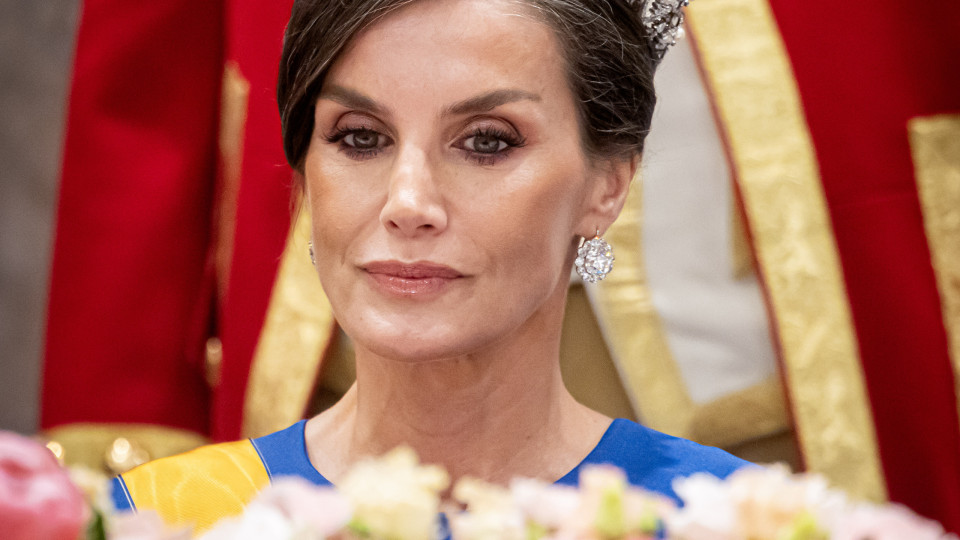 Rainha Letizia impressiona com novo vestido e tiara russa em banquete