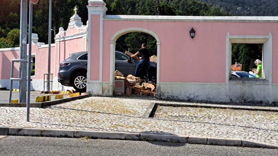 Carro atravessa parede de parque de estacionamento do Aldi em Sintra