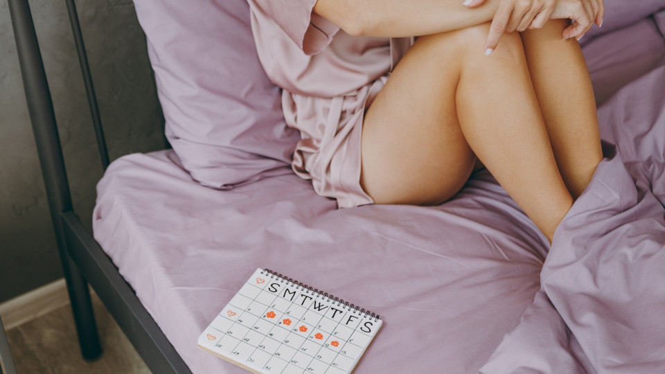 Menstruação chegou mais cedo? Médicos revelam os motivos