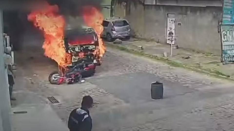 Motociclista atingido por carrinha em chamas. Momento ficou gravado