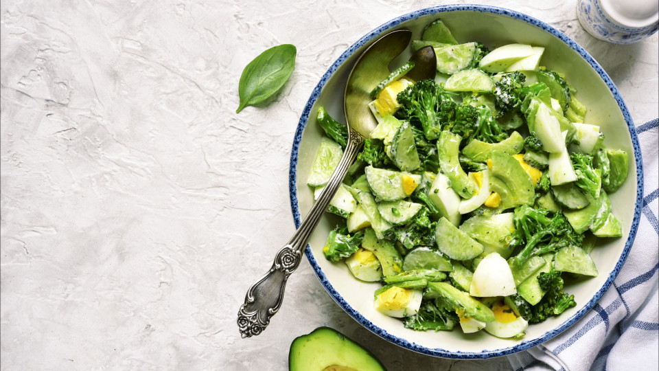 Nem todas as saladas são aborrecidas. Tome nota desta receita 