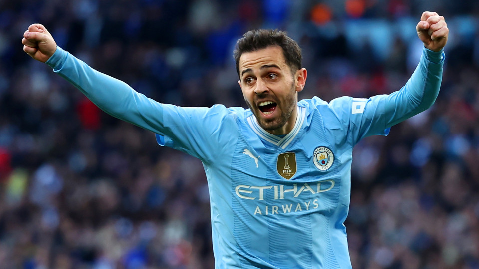Bernardo Silva 'cala' críticos e apura Manchester City para final da Taça