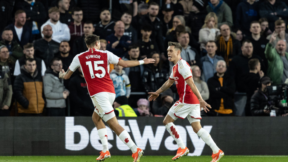 Arsenal suffers, but 'flies' on the magic of Trossard and Odegaard towards the throne