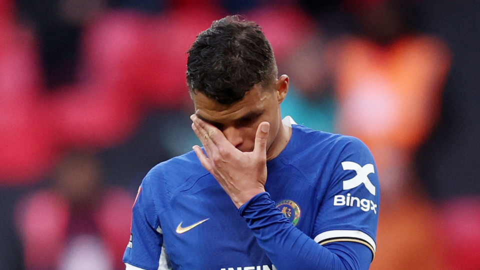 Thiago Silva em lágrimas após Chelsea ser eliminado pelo Manchester City 