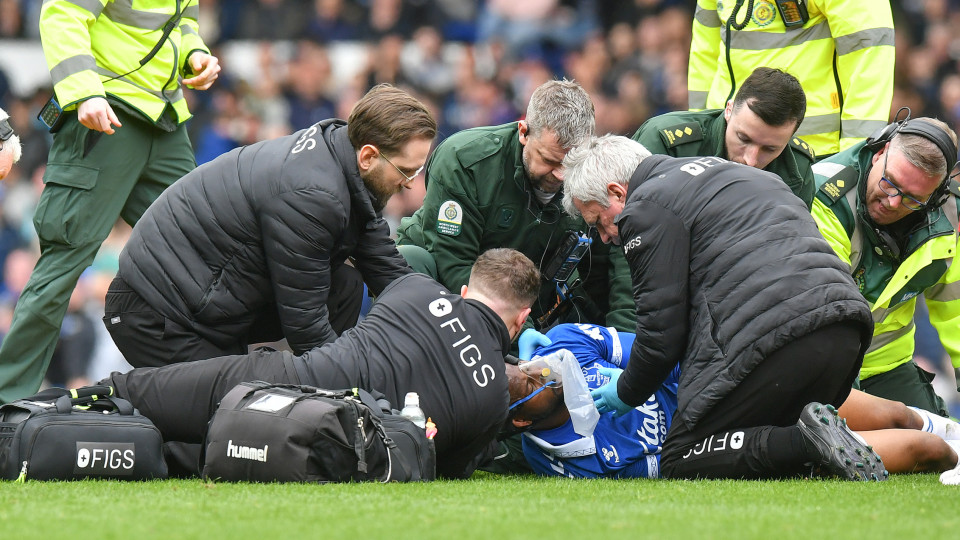 Former Portimonense Beto faints in an Everton game and leaves the pitch on a stretcher