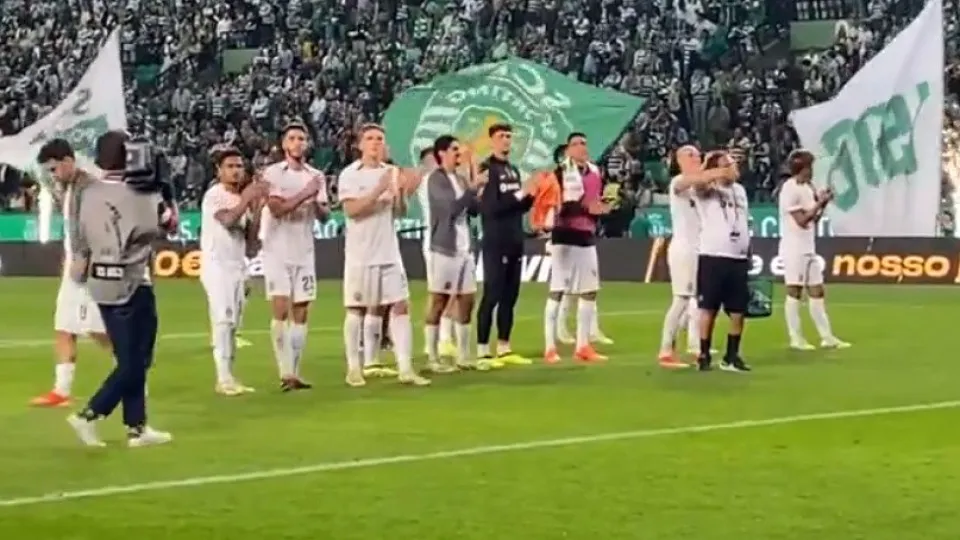 A euforia (e comunhão) em Alvalade entre adeptos e jogadores do Sporting