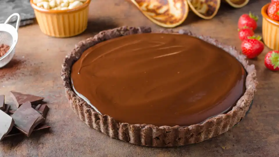 Vai conseguir resistir a uma fatia desta tarte de chocolate?