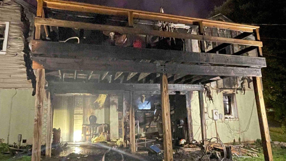 Explosão destrói casa nos EUA. Homem sofreu queimaduras