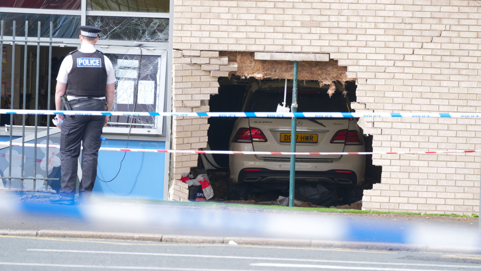Condutora atravessa muro de escola primária em Liverpool (e há imagens)