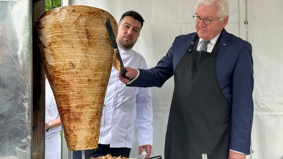 German President visits Turkey and becomes... a kebab slicer