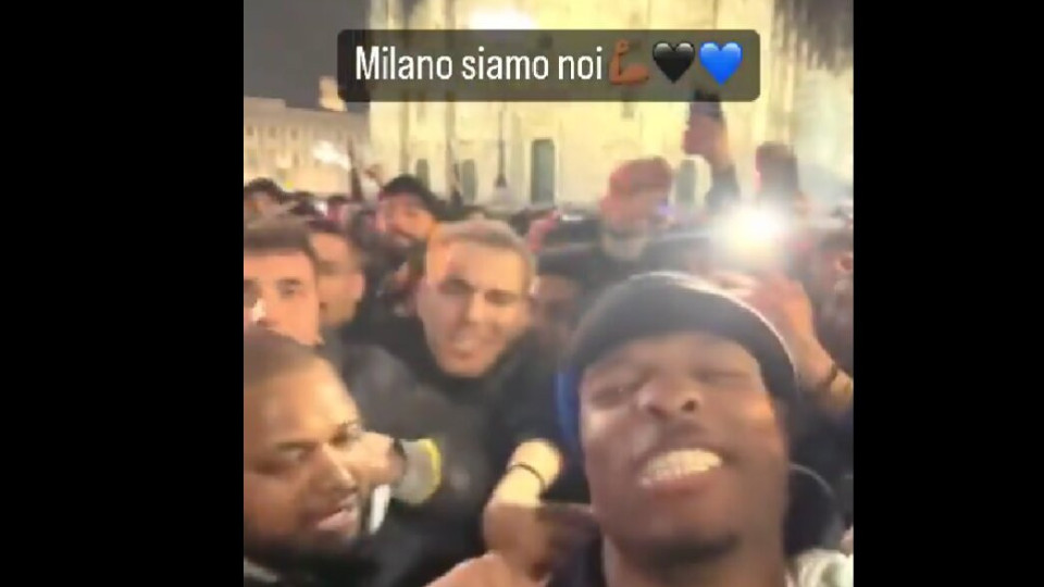 Denzel Dumfries celebrates Internazionale title amid supporters