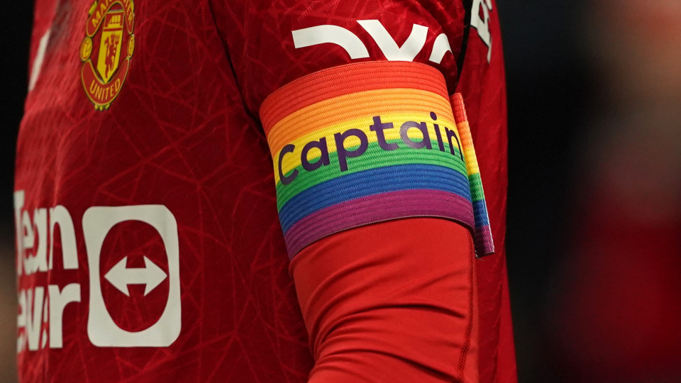 Primeiro jogador assumidamente gay pede mais à Premier League: "Nojento"