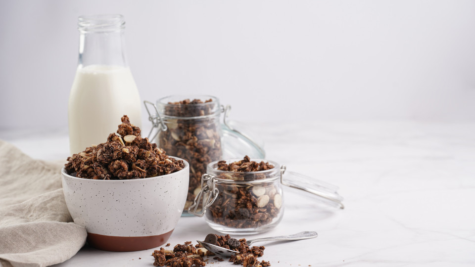 Granola caseira de chocolate. Parece-lhe bem? Eis a receita